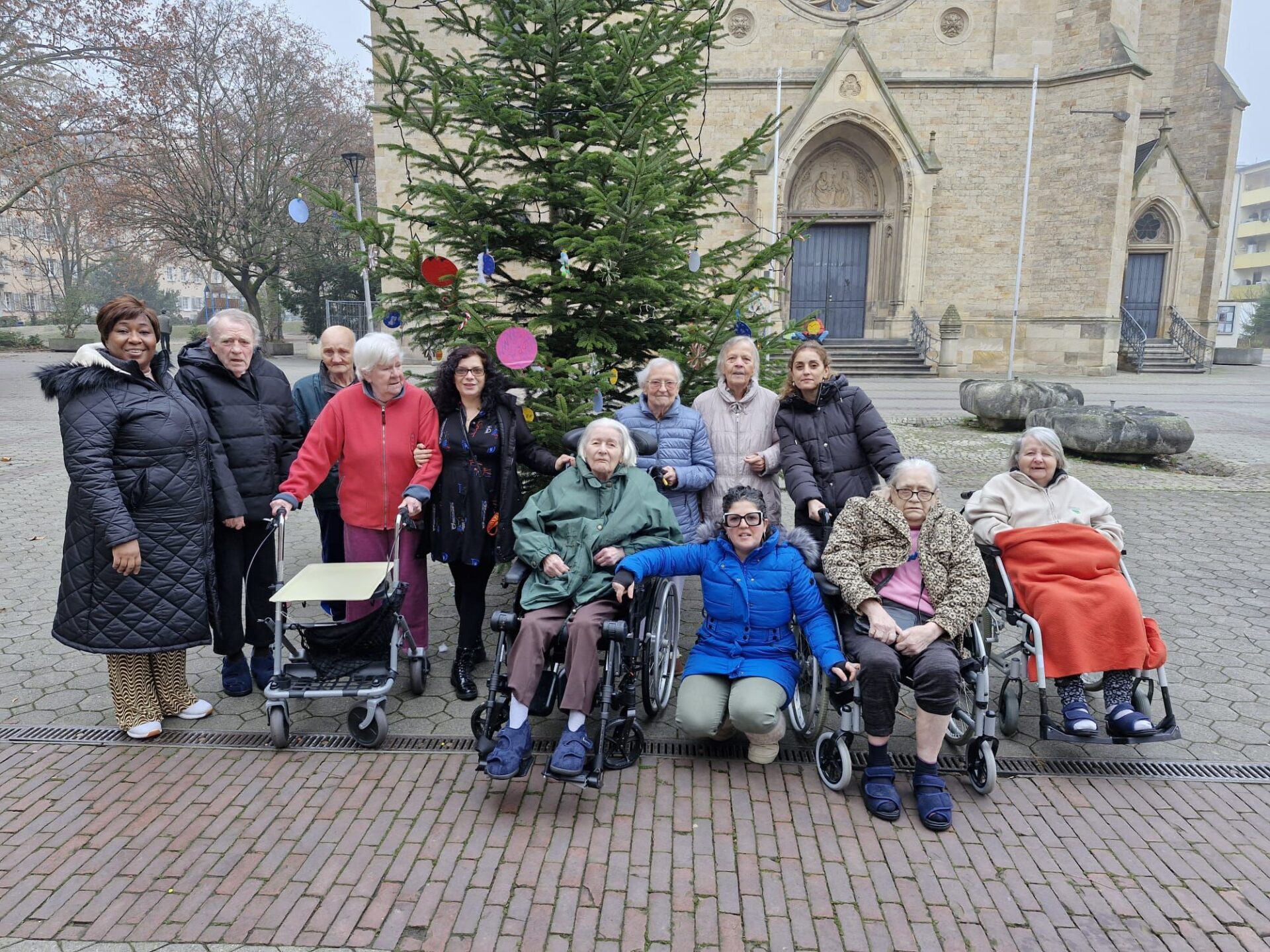 Weihnachtsbaum schmücken | DSK Seniorenzentrum Ludwigshafen