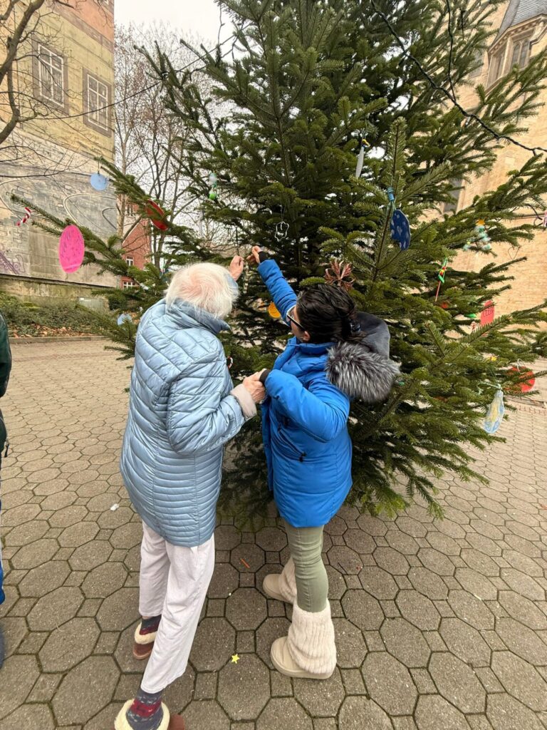 Weihnachtsbaum schmücken | DSK Seniorenzentrum Ludwigshafen